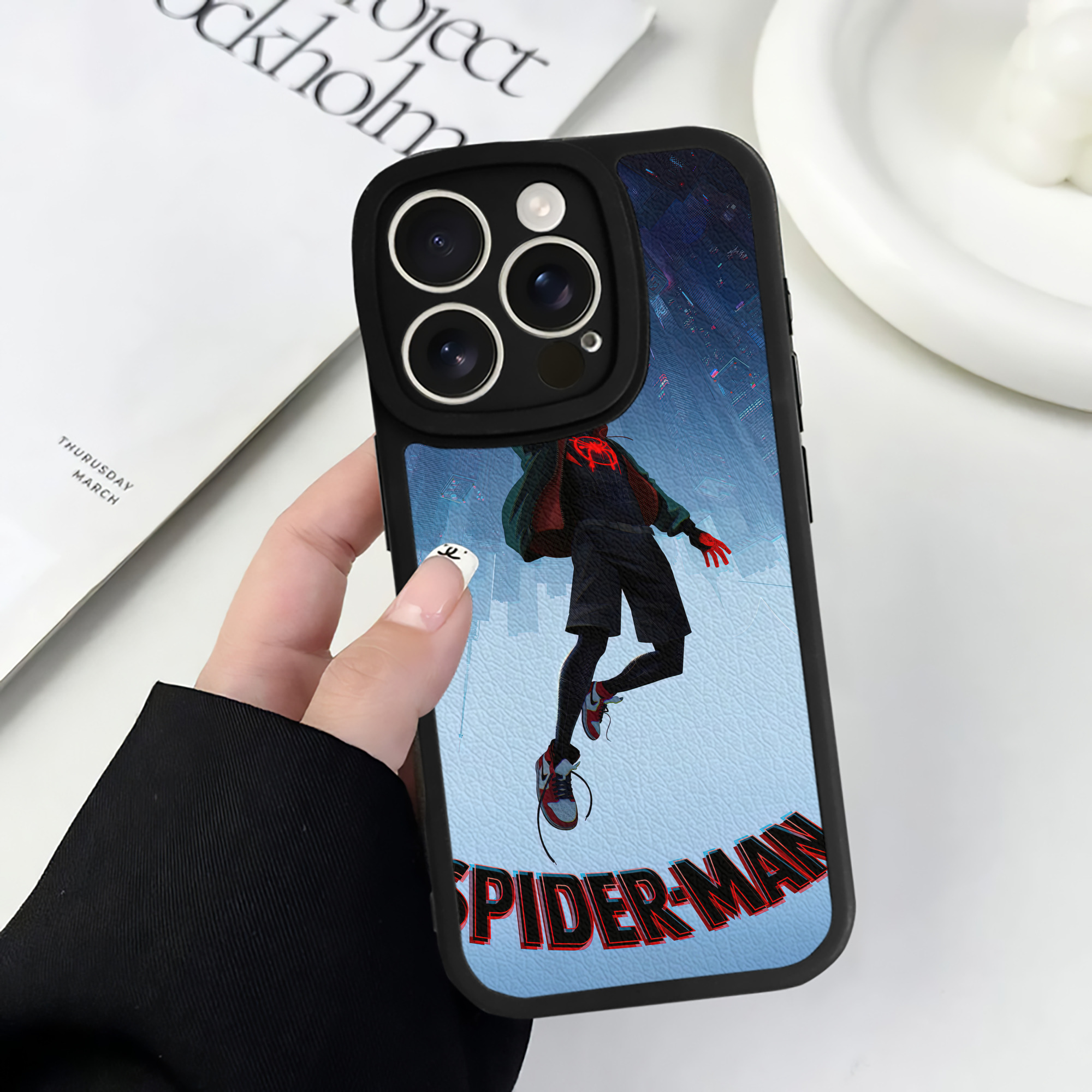 （画像用） Spider Man スパイダーマン 【iPhone 16シリーズ対応】シリコンスマホケース（レザー調） 材質：シリコン